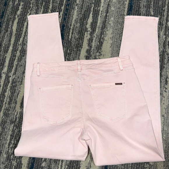 White House Black Market Denim - Size 6 X 29in inseam WHBM The Skinny Ankle Light Pink Jeans. Like New